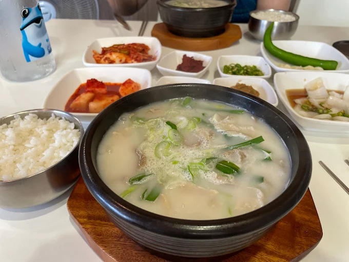 수북한 돼지국밥