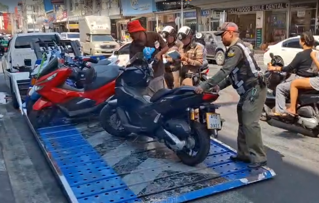 파타야 도심 도로 교통 상황과 오토바이 견인 모습