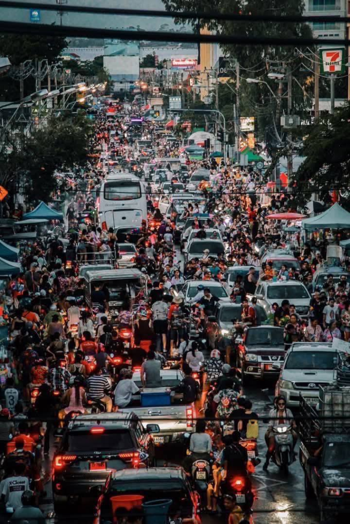 파타야 송크란 현지 사람들과 축제 즐기는 모습