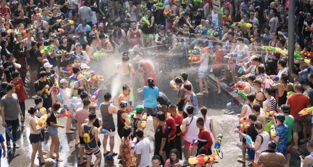 태국 송크란 축제 거리 물싸움 모습